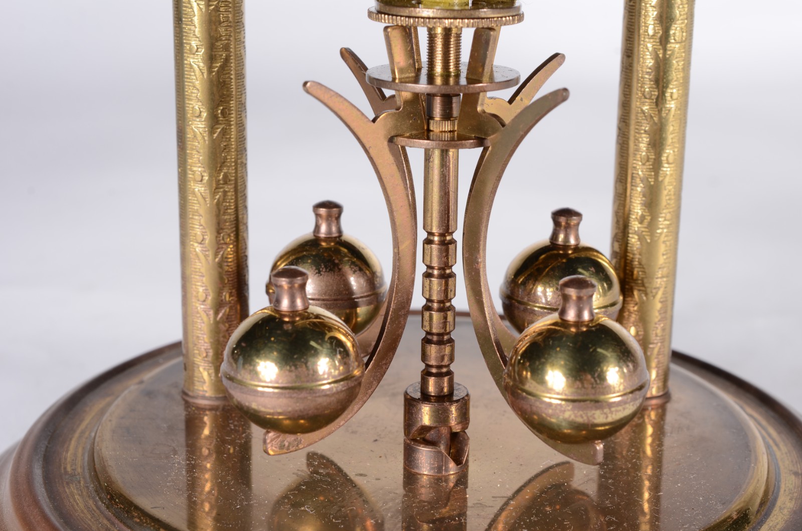 Relógio de mesa alemão de metal dourado, marca Haller, com redoma de... - foto 8 de 9