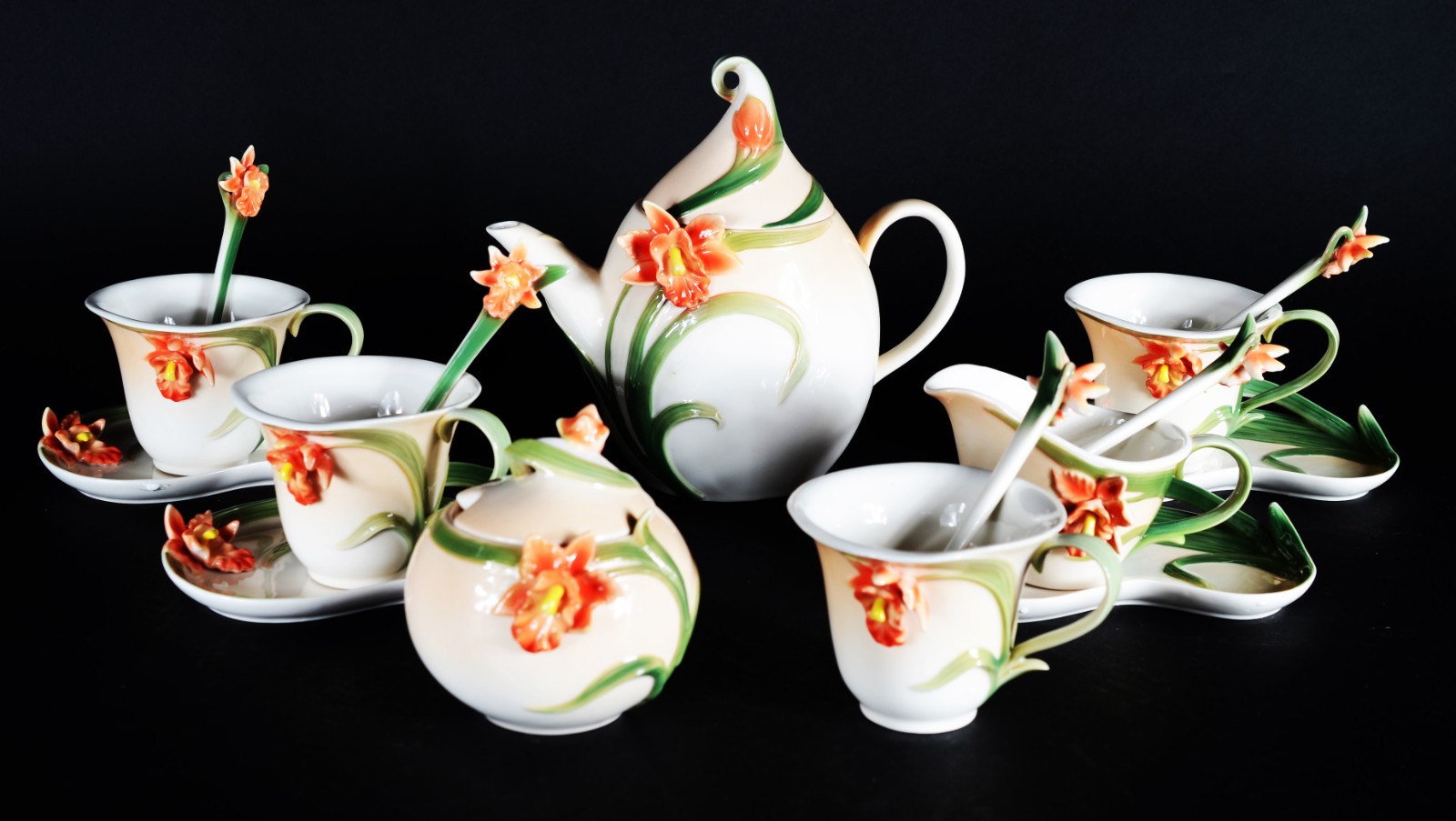 Serviço de chá de porcelana branca com flores em relevo policromado... - foto 1 de 10