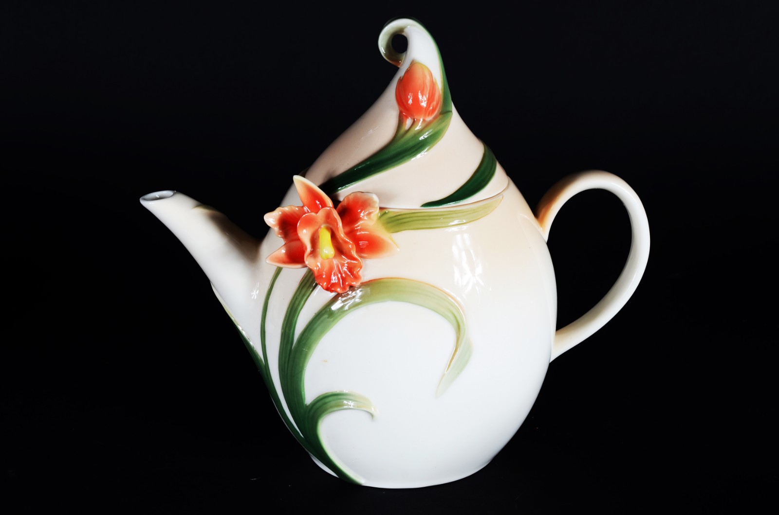 Serviço de chá de porcelana branca com flores em relevo policromado... - foto 2 de 10