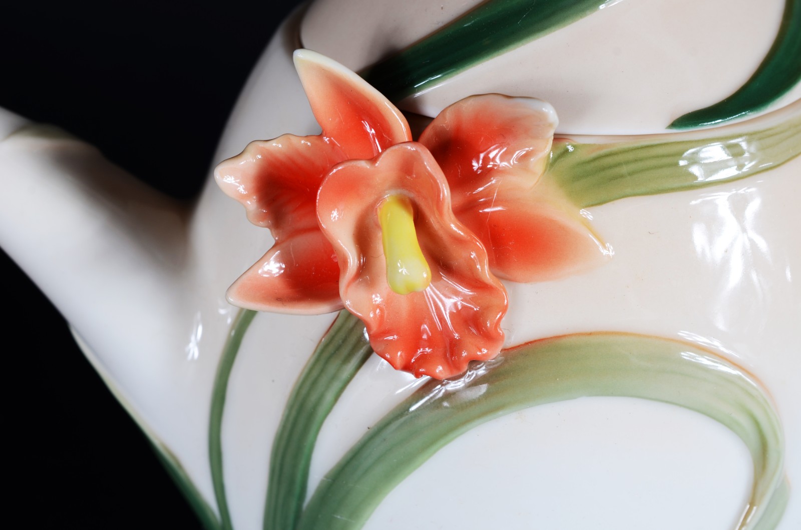 Serviço de chá de porcelana branca com flores em relevo policromado... - foto 3 de 10