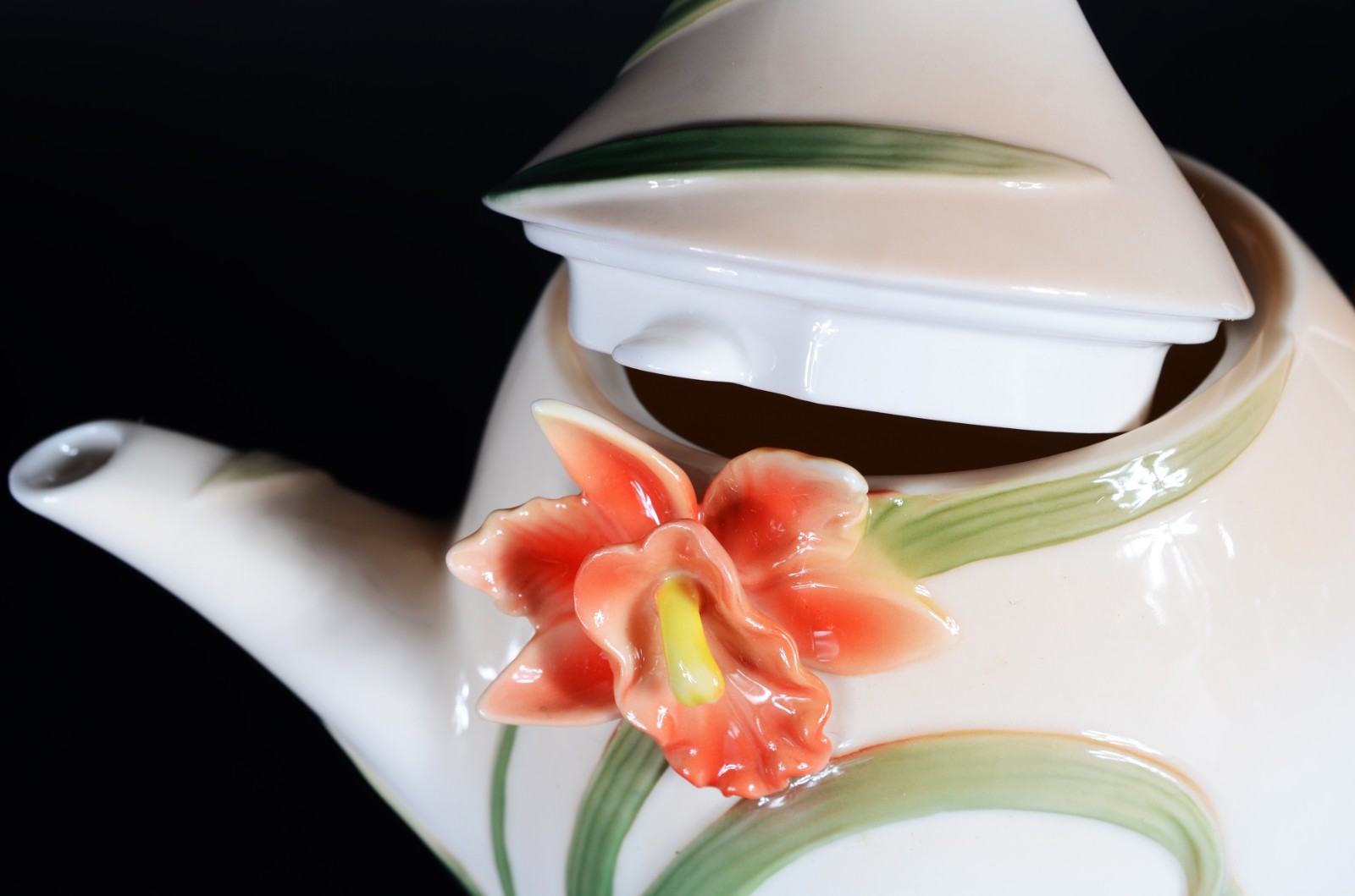 Serviço de chá de porcelana branca com flores em relevo policromado... - foto 4 de 10