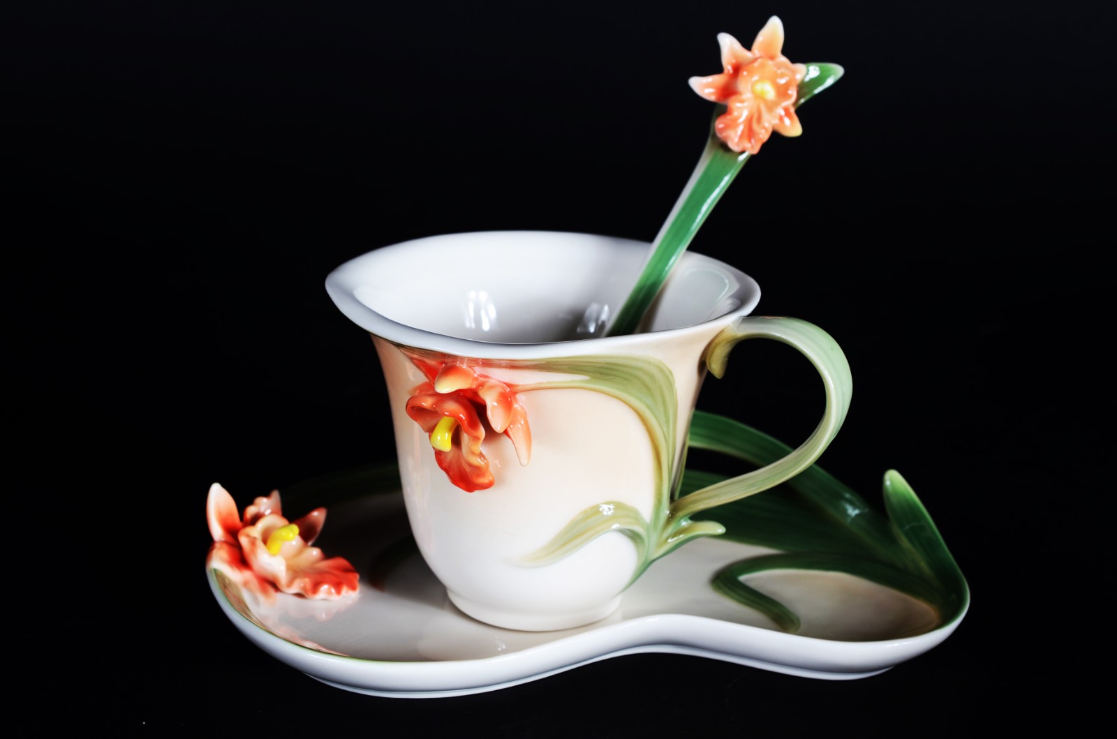 Serviço de chá de porcelana branca com flores em relevo policromado... - foto 6 de 10