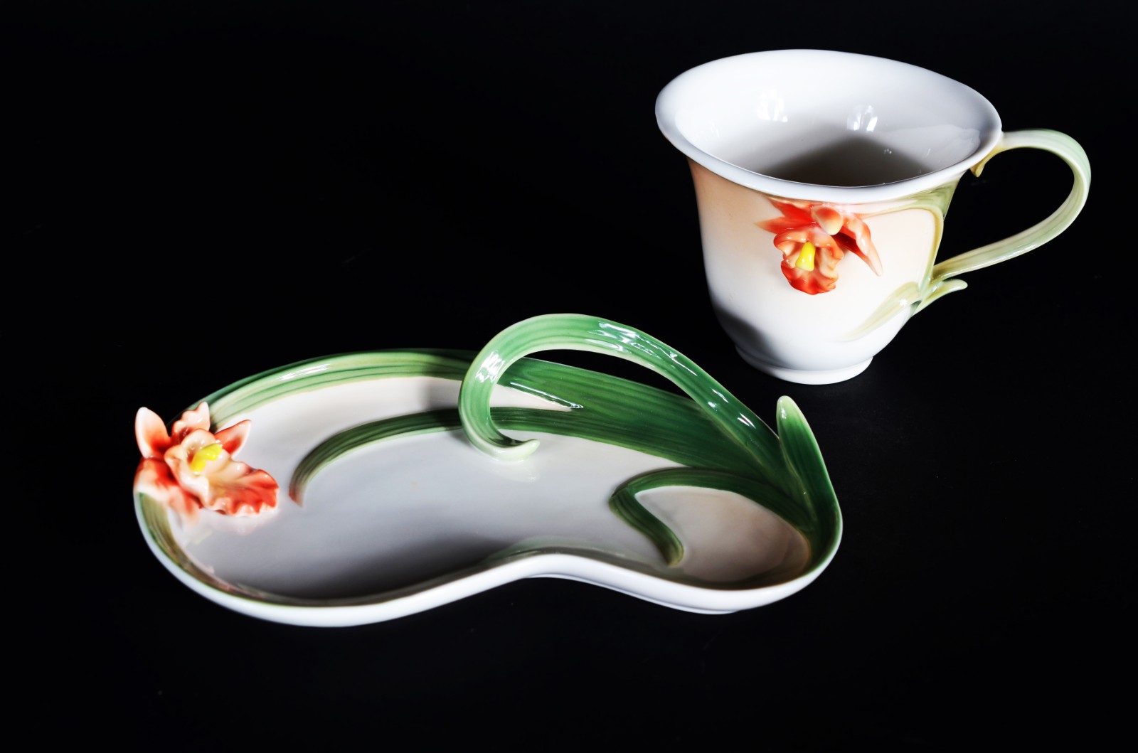 Serviço de chá de porcelana branca com flores em relevo policromado... - foto 8 de 10