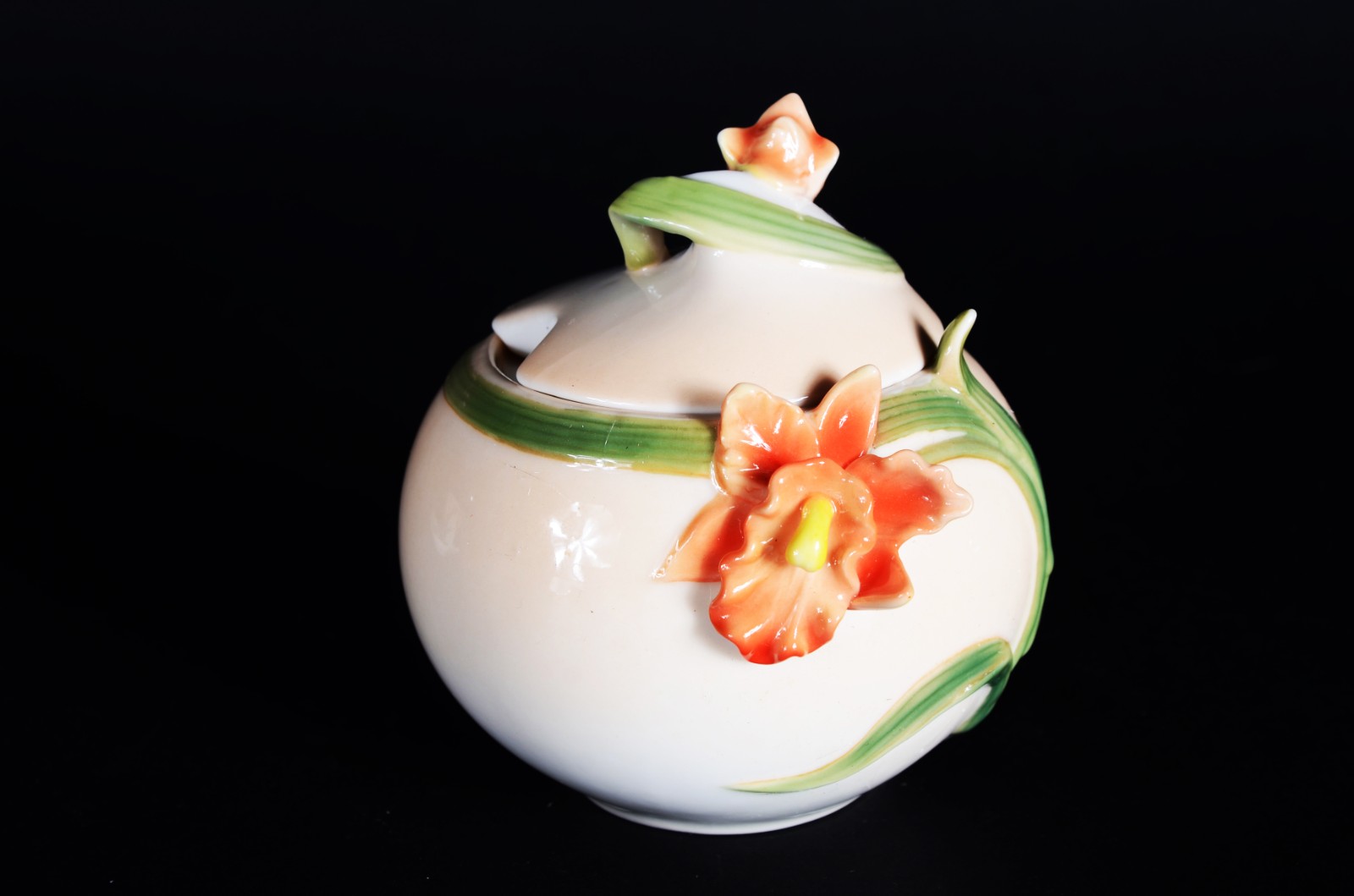 Serviço de chá de porcelana branca com flores em relevo policromado... - foto 10 de 10