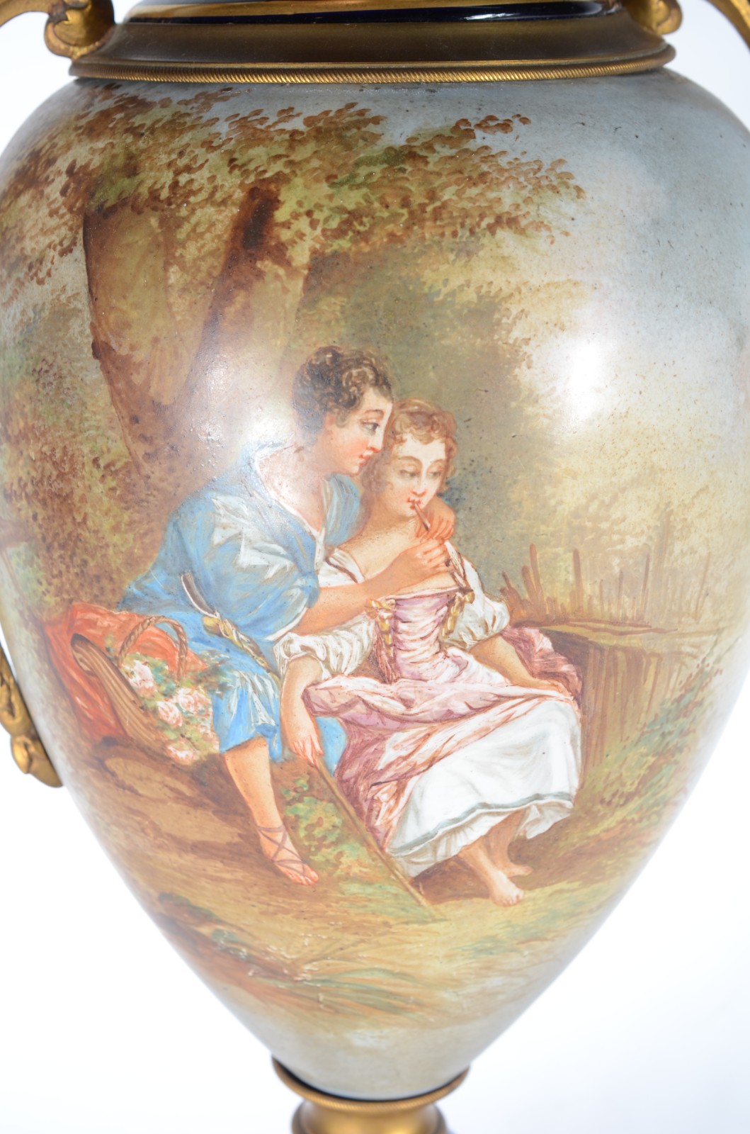 Ânfora de porcelana francesa azul cobalto e dourado, decorada com... - foto 2 de 8