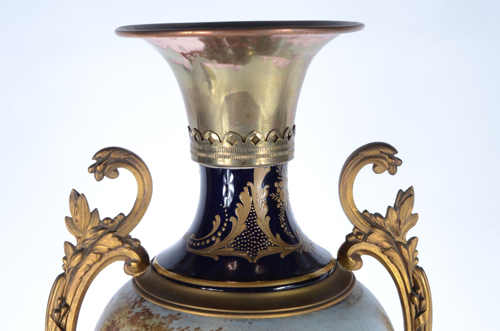 Ânfora de porcelana francesa azul cobalto e dourado, decorada com... - foto 3 de 8