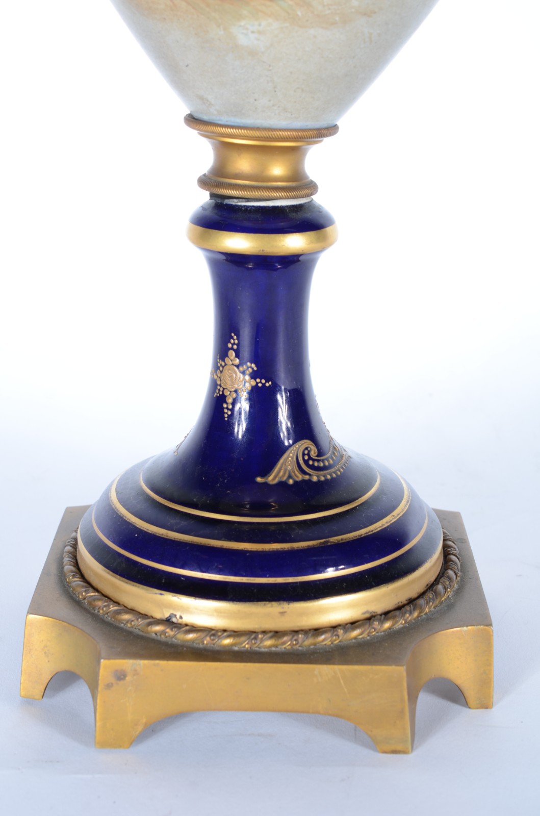Ânfora de porcelana francesa azul cobalto e dourado, decorada com... - foto 4 de 8