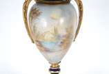Ânfora de porcelana francesa azul cobalto e dou... - Ânfora de porcelana francesa azul cobalto e dourado, decorada com cena romântica e paisagem em policromia, guarnição de bronze. Ligeiramente inc...