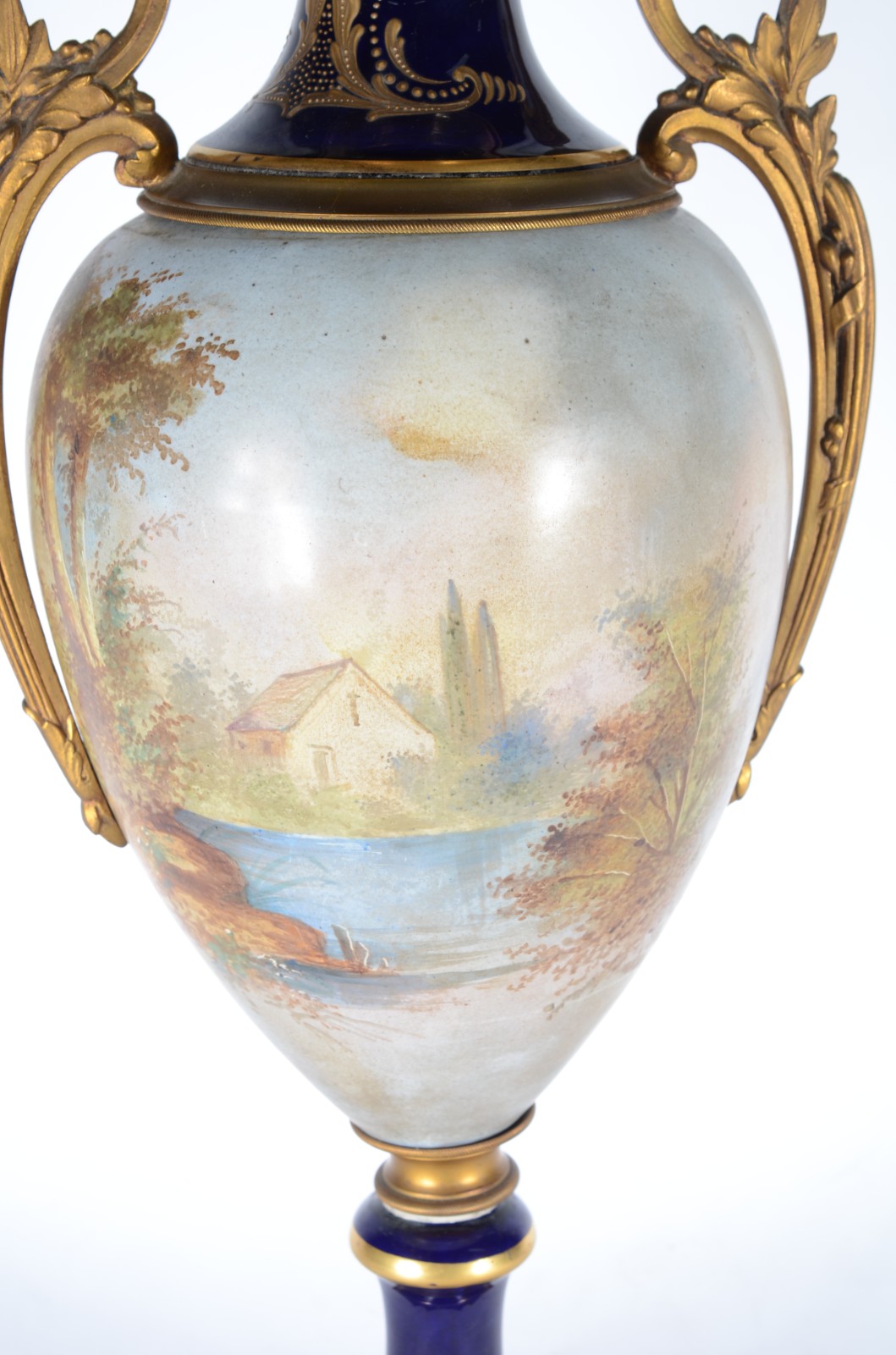 Ânfora de porcelana francesa azul cobalto e dourado, decorada com... - foto 6 de 8