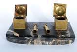 Quatro tinteiros diversos, sendo: a) base de má... - Quatro tinteiros diversos, sendo: a) base de mármore preto rajado e dois recipientes de metal dourado; b)  Base e dois recipientes de madeira co...