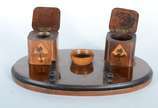Quatro tinteiros diversos, sendo: a) base de má... - Quatro tinteiros diversos, sendo: a) base de mármore preto rajado e dois recipientes de metal dourado; b)  Base e dois recipientes de madeira co...
