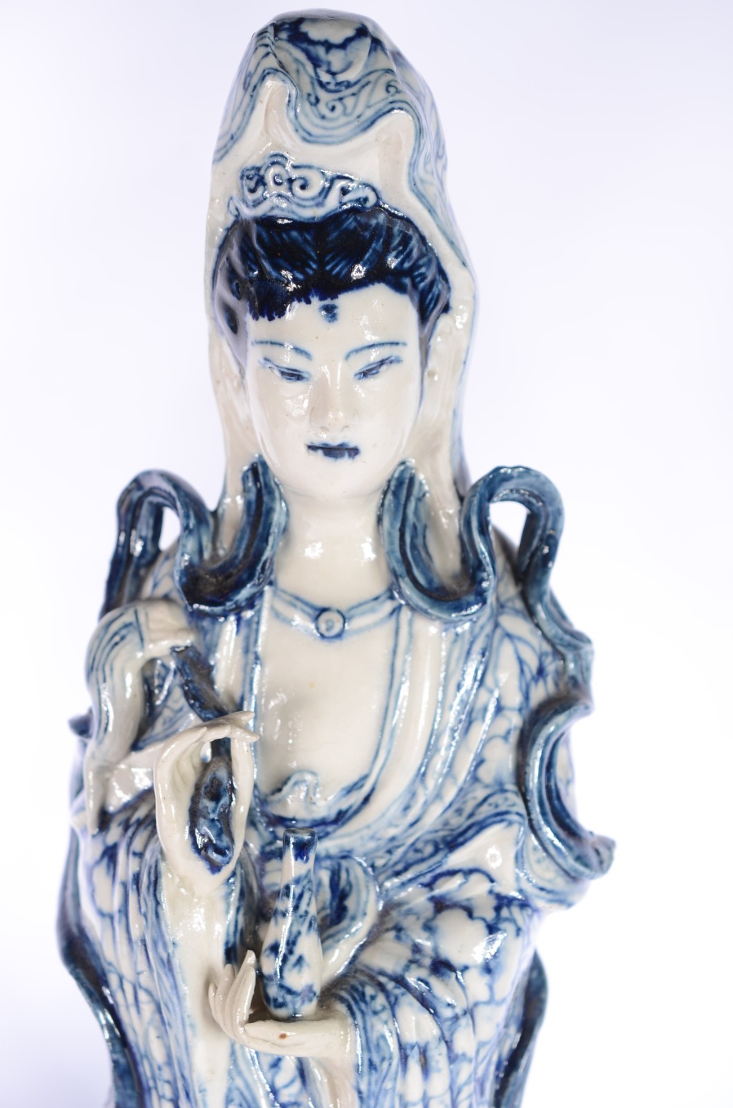 Par de figuras de porcelana chinesa azul e branca representando casal. - foto 2 de 9