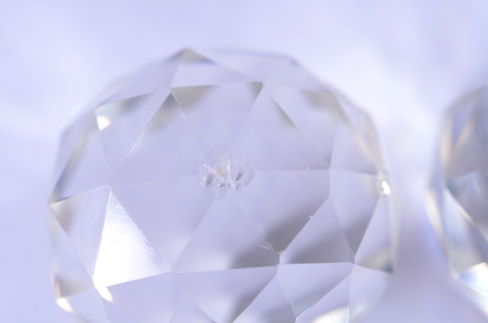 Duas garrafas de cristal lavrado com bases quadradas e corpos com... - foto 7 de 10
