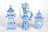 Três peças diversas de porcelana chinesa azul e... - Três peças diversas de porcelana chinesa azul e branco, sendo: jarra e dois potiches feitio "pagode".