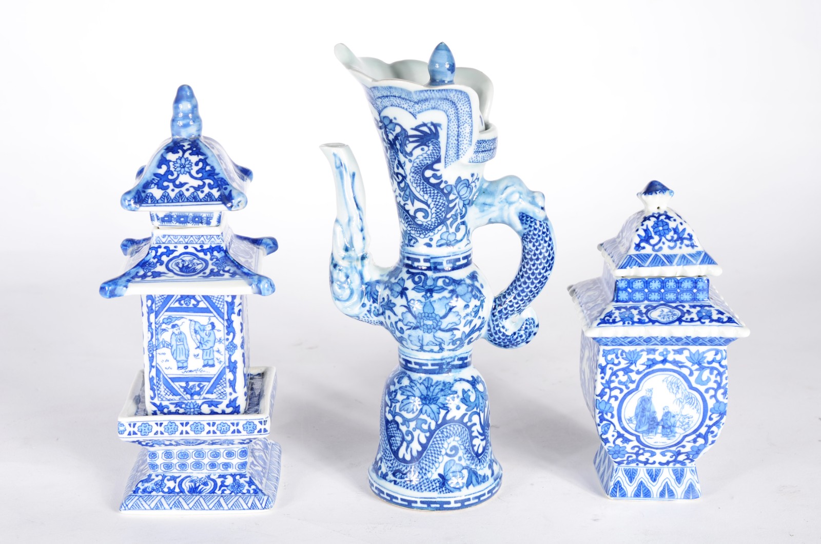 Três peças diversas de porcelana chinesa azul e branco, sendo: jarra... - foto 1 de 11