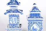 Três peças diversas de porcelana chinesa azul e... - Três peças diversas de porcelana chinesa azul e branco, sendo: jarra e dois potiches feitio "pagode".