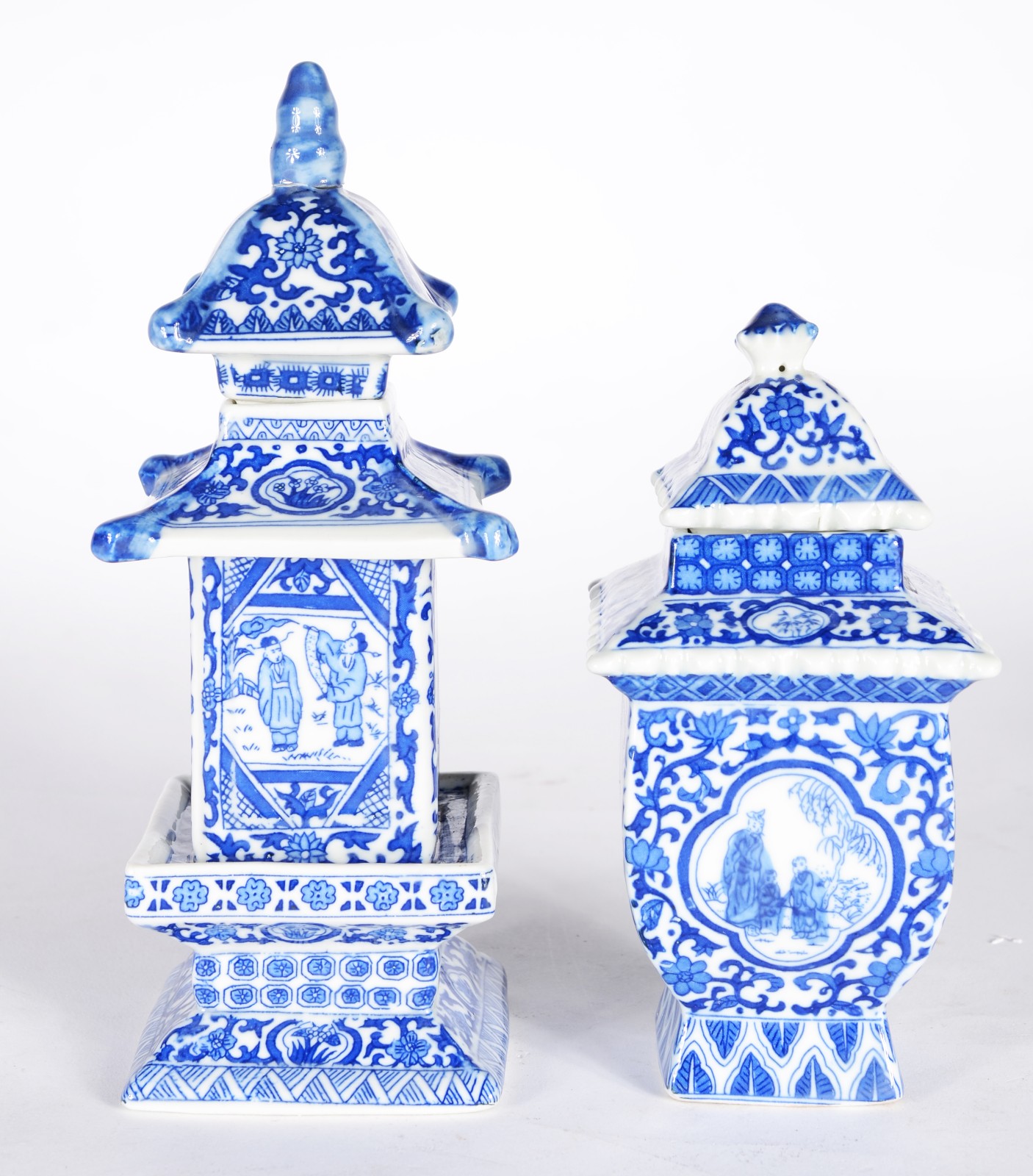 Três peças diversas de porcelana chinesa azul e branco, sendo: jarra... - foto 2 de 11