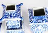 Três peças diversas de porcelana chinesa azul e... - Três peças diversas de porcelana chinesa azul e branco, sendo: jarra e dois potiches feitio "pagode".