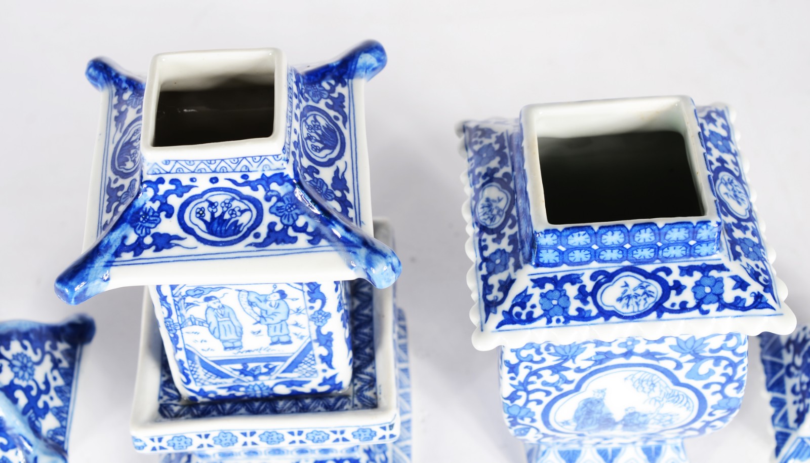Três peças diversas de porcelana chinesa azul e branco, sendo: jarra... - foto 3 de 11