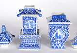 Três peças diversas de porcelana chinesa azul e... - Três peças diversas de porcelana chinesa azul e branco, sendo: jarra e dois potiches feitio "pagode".