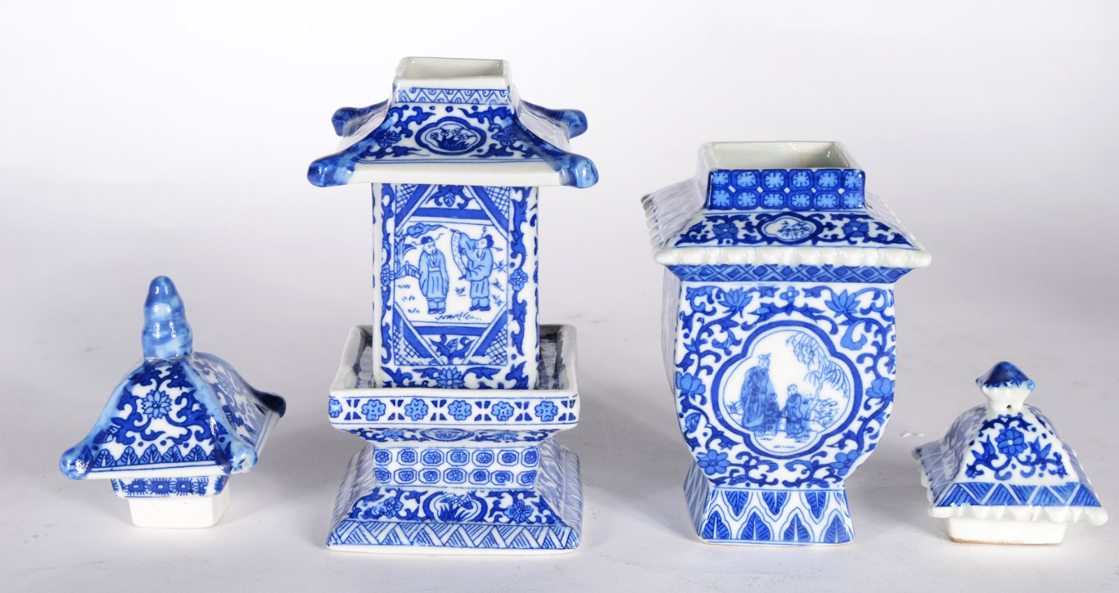 Três peças diversas de porcelana chinesa azul e branco, sendo: jarra... - foto 4 de 11