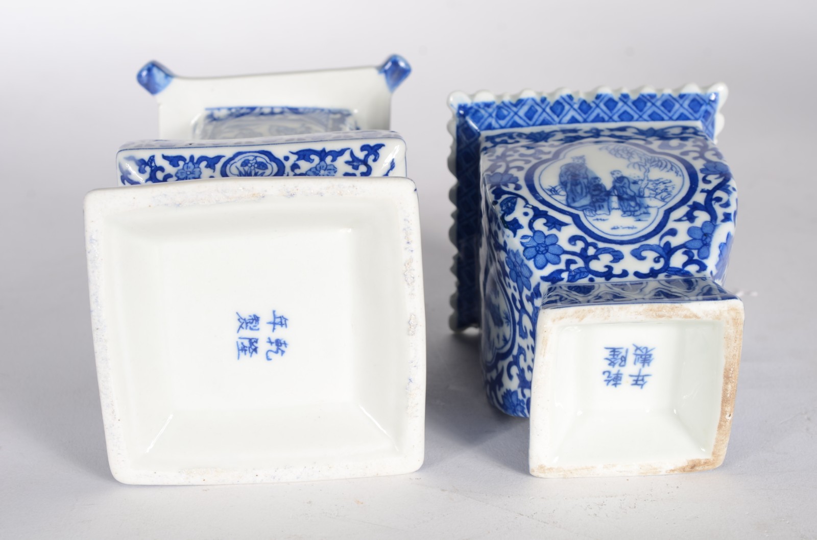 Três peças diversas de porcelana chinesa azul e branco, sendo: jarra... - foto 5 de 11