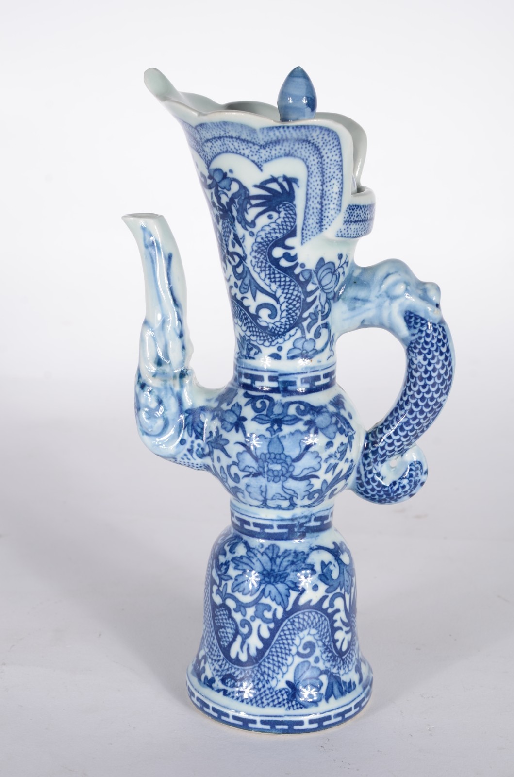 Três peças diversas de porcelana chinesa azul e branco, sendo: jarra... - foto 8 de 11