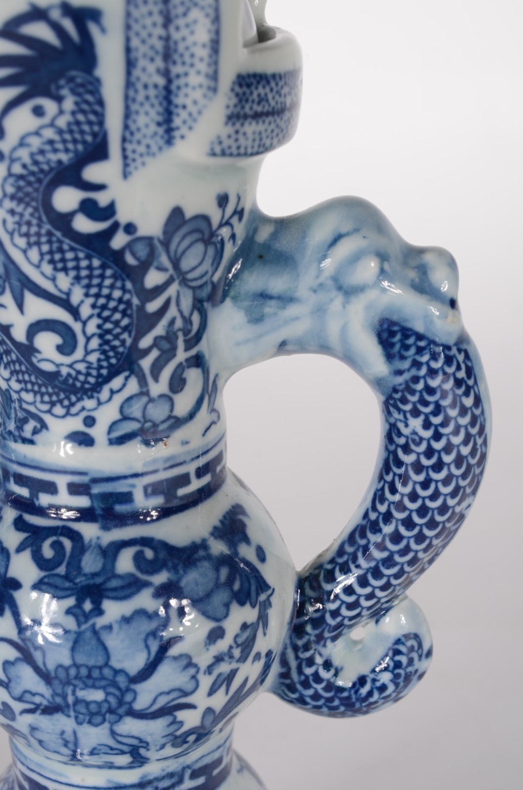 Três peças diversas de porcelana chinesa azul e branco, sendo: jarra... - foto 9 de 11