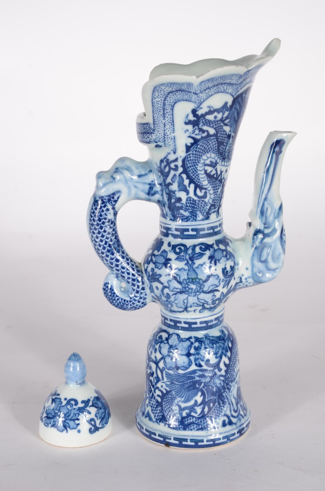 Três peças diversas de porcelana chinesa azul e branco, sendo: jarra... - foto 10 de 11