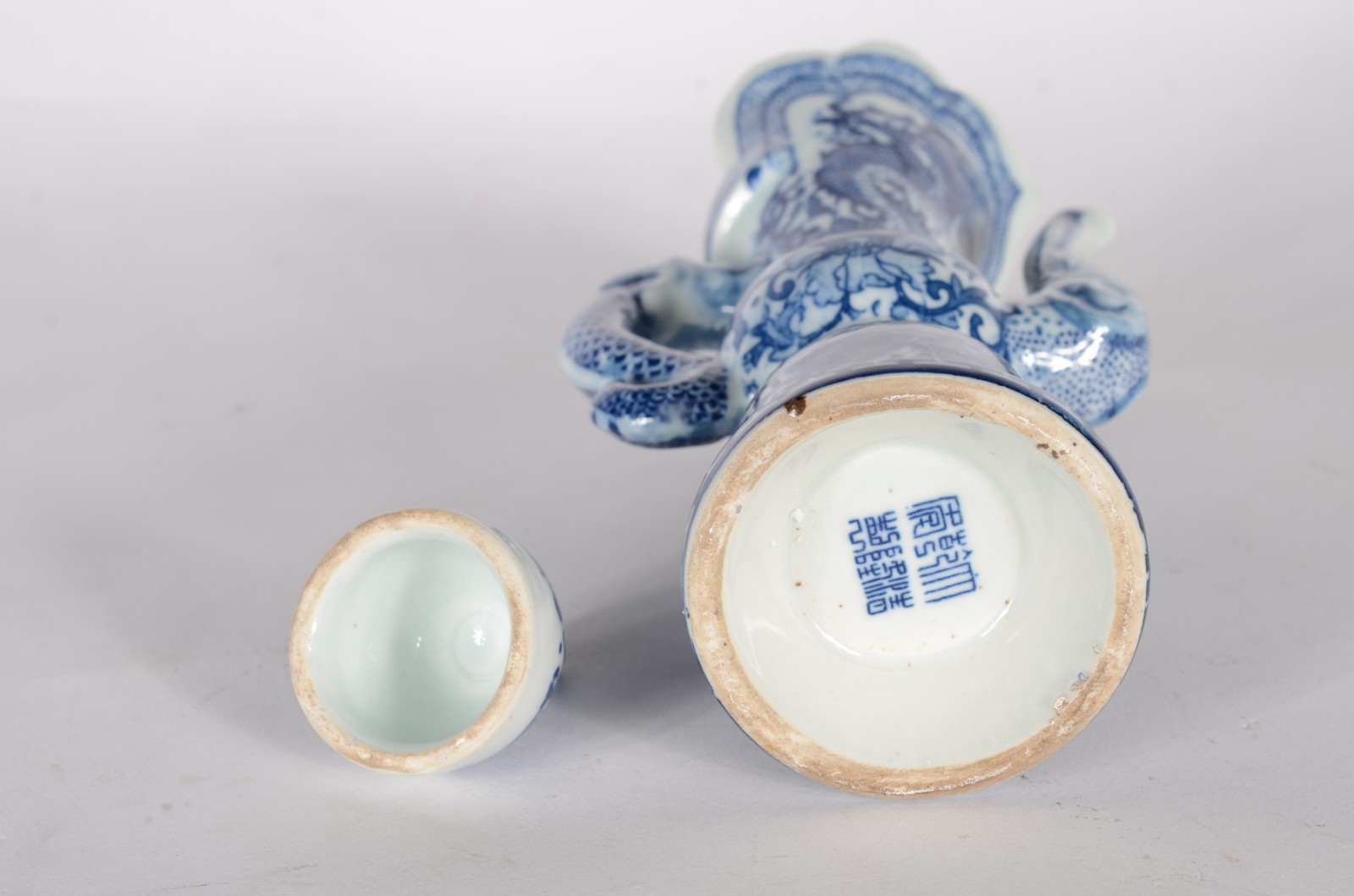 Três peças diversas de porcelana chinesa azul e branco, sendo: jarra... - foto 11 de 11