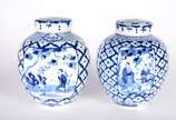 Par de potiches de porcelana chinesa decorados ... - Par de potiches de porcelana chinesa decorados com figuras típicas e guirlandas florais em azul e branco. Assinados nas bases.