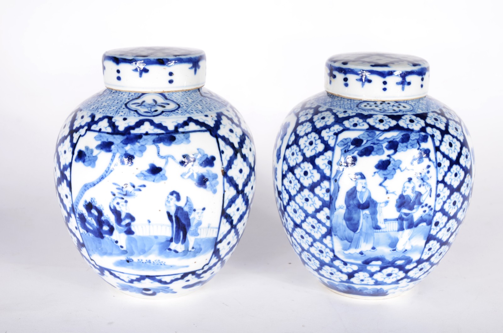 Par de potiches de porcelana chinesa decorados com figuras típicas e... - foto 1 de 7