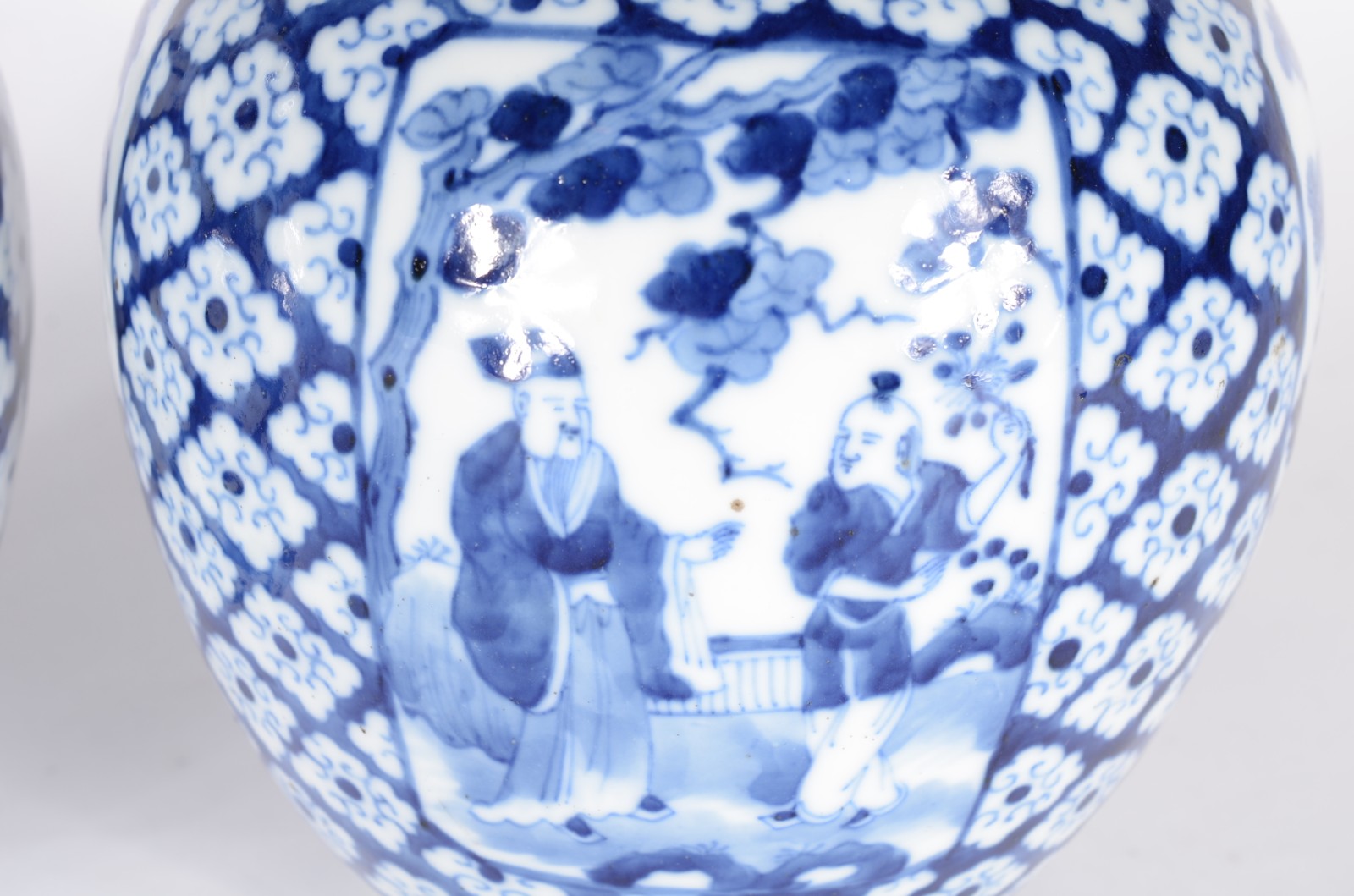 Par de potiches de porcelana chinesa decorados com figuras típicas e... - foto 2 de 7