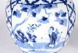 Par de potiches de porcelana chinesa decorados ... - Par de potiches de porcelana chinesa decorados com figuras típicas e guirlandas florais em azul e branco. Assinados nas bases.