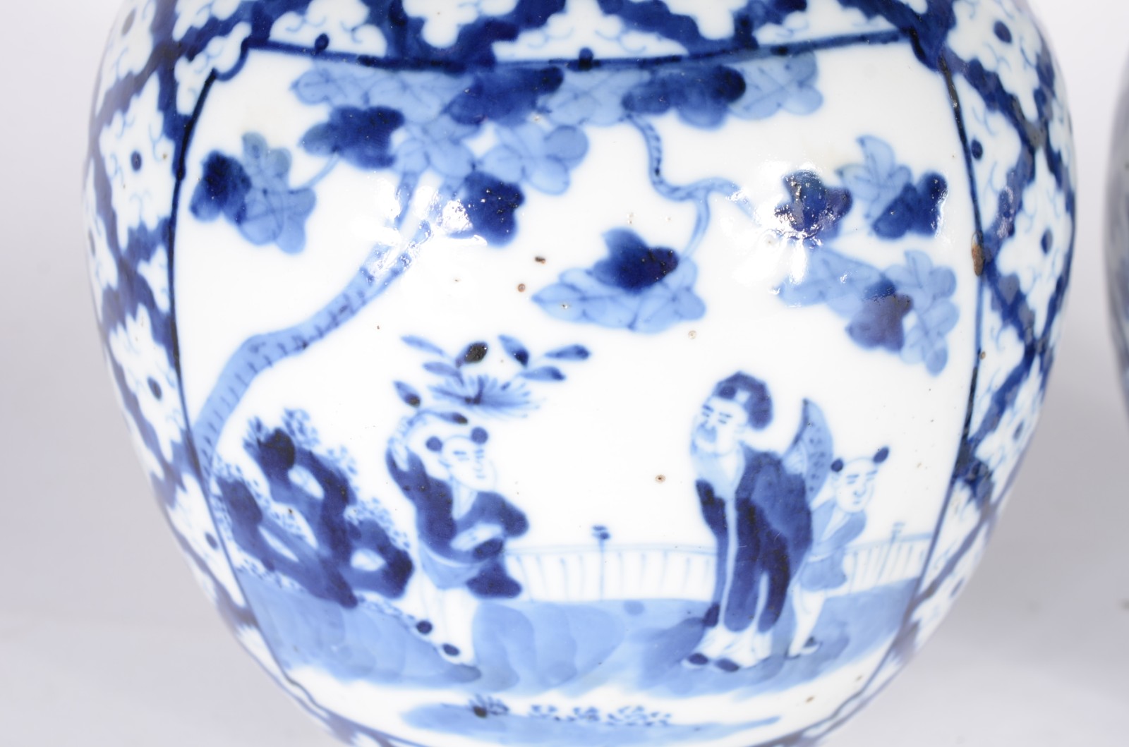 Par de potiches de porcelana chinesa decorados com figuras típicas e... - foto 3 de 7