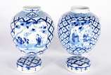 Par de potiches de porcelana chinesa decorados ... - Par de potiches de porcelana chinesa decorados com figuras típicas e guirlandas florais em azul e branco. Assinados nas bases.