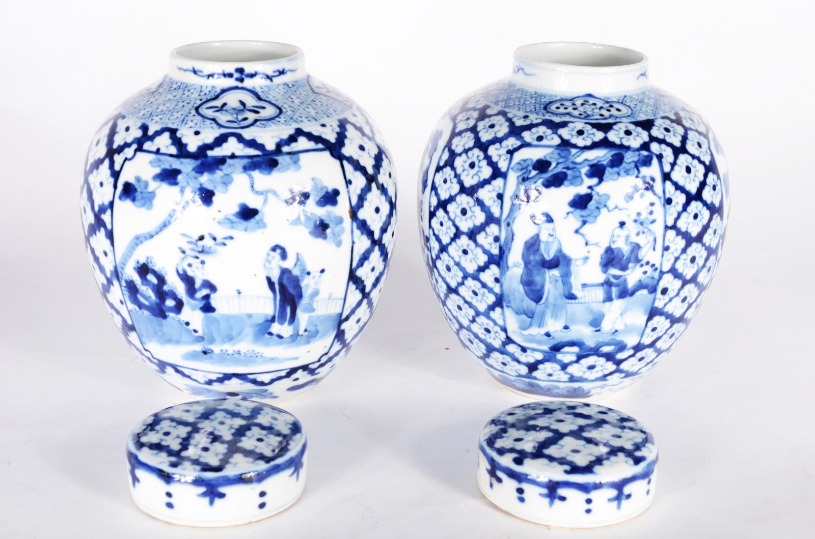 Par de potiches de porcelana chinesa decorados com figuras típicas e... - foto 4 de 7