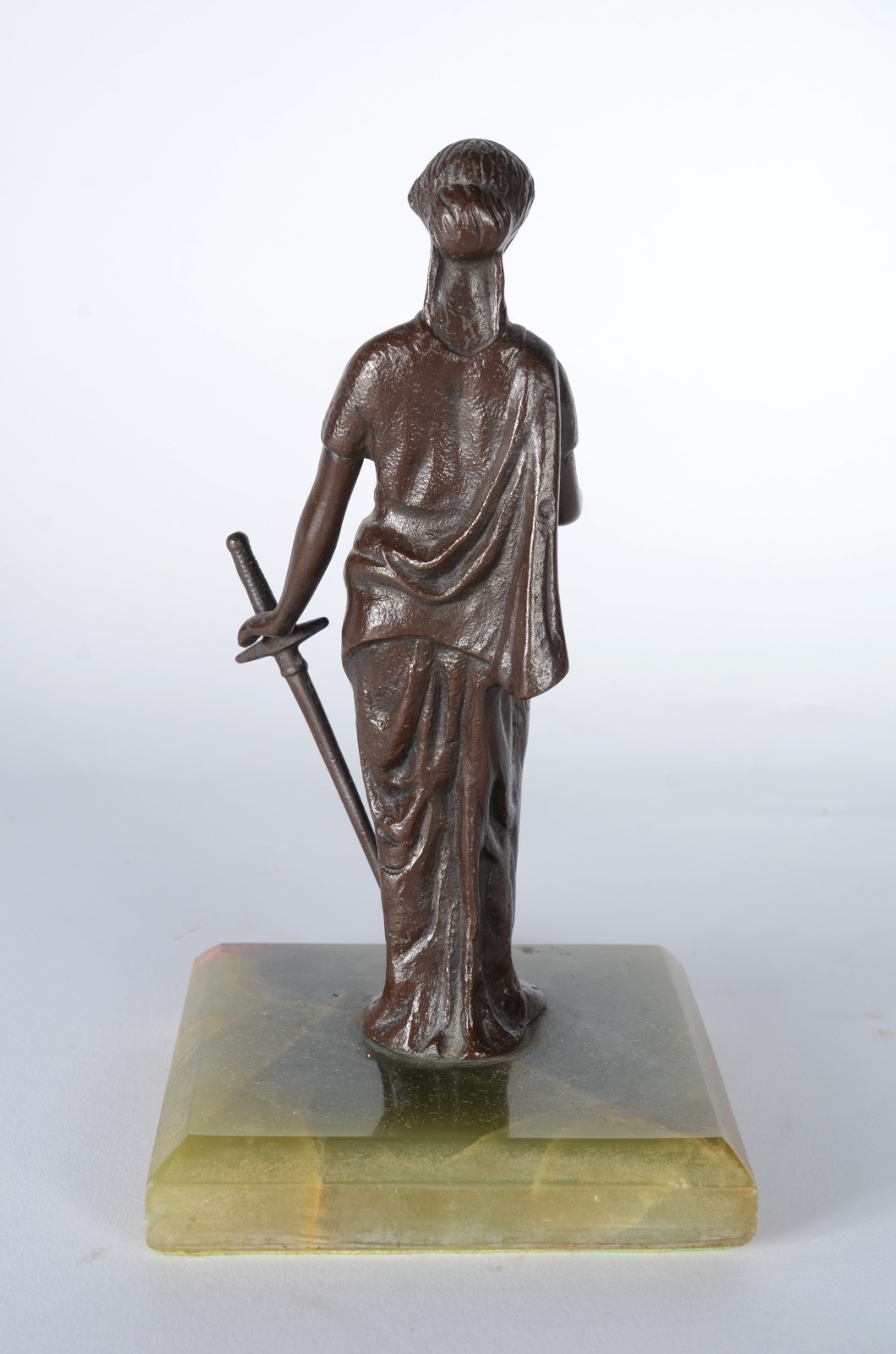 Estatueta de metal representando figura feminina com base de ônix... - foto 4 de 6