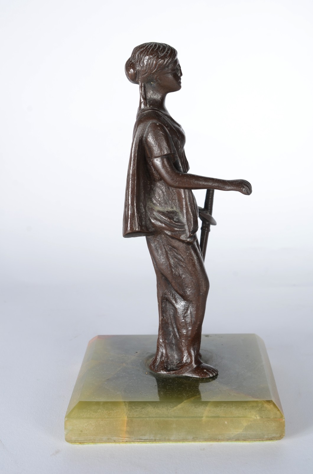Estatueta de metal representando figura feminina com base de ônix... - foto 5 de 6
