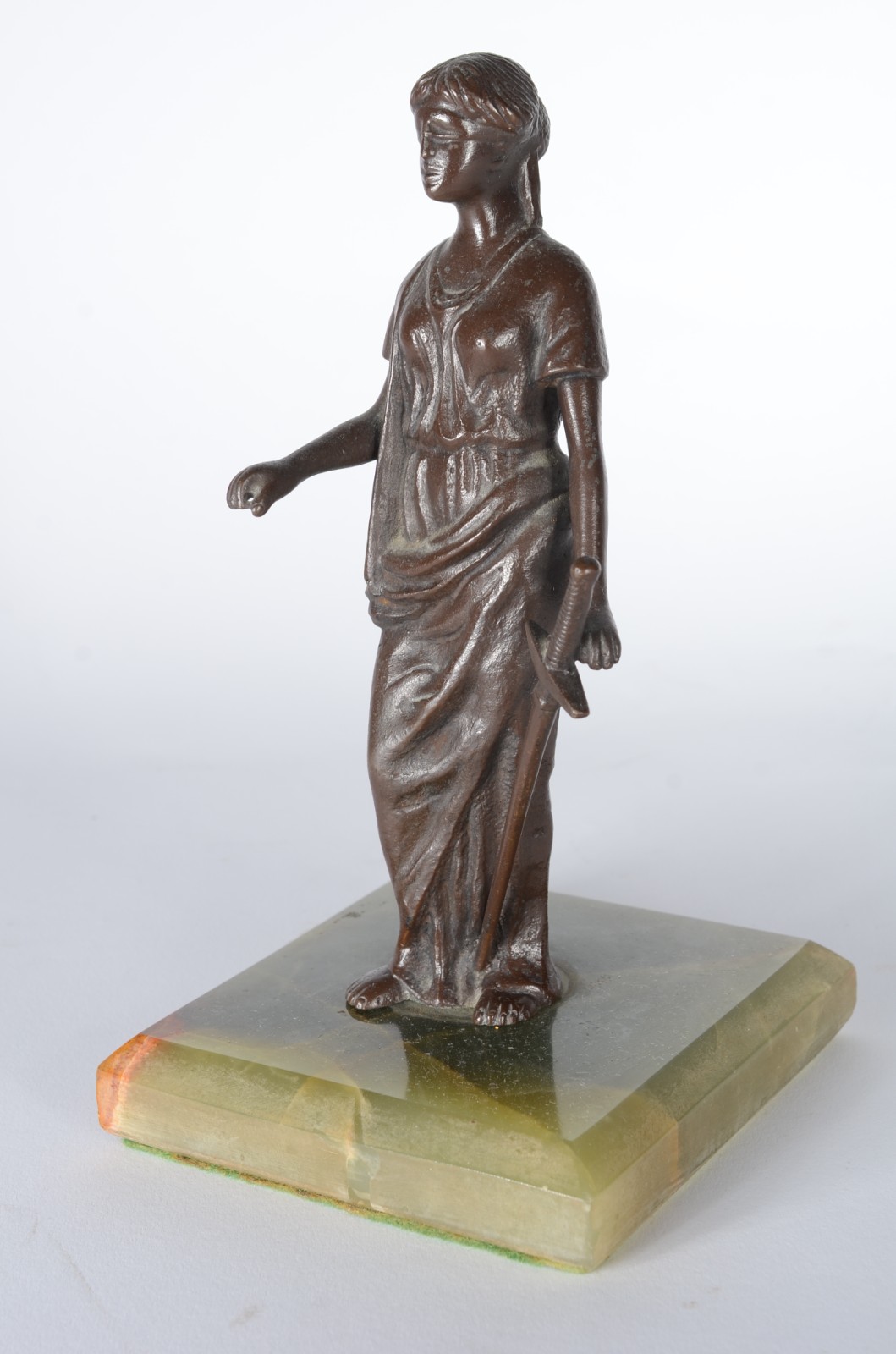 Estatueta de metal representando figura feminina com base de ônix... - foto 2 de 6