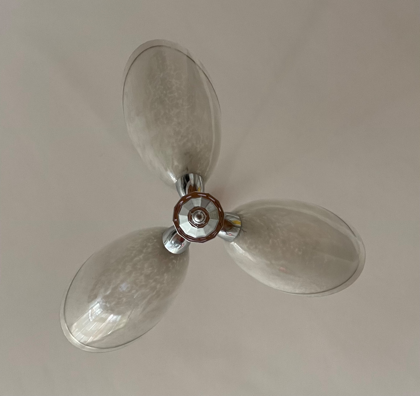 Lustre Art Deco de metal com 3 cúpulas de vidro mesclado em tons de... - foto 5 de 5