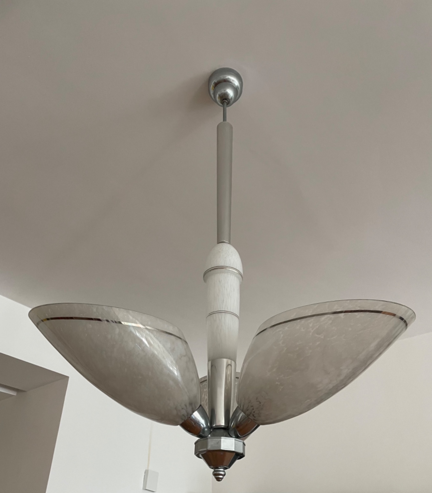 Lustre Art Deco de metal com 3 cúpulas de vidro mesclado em tons de... - foto 4 de 5