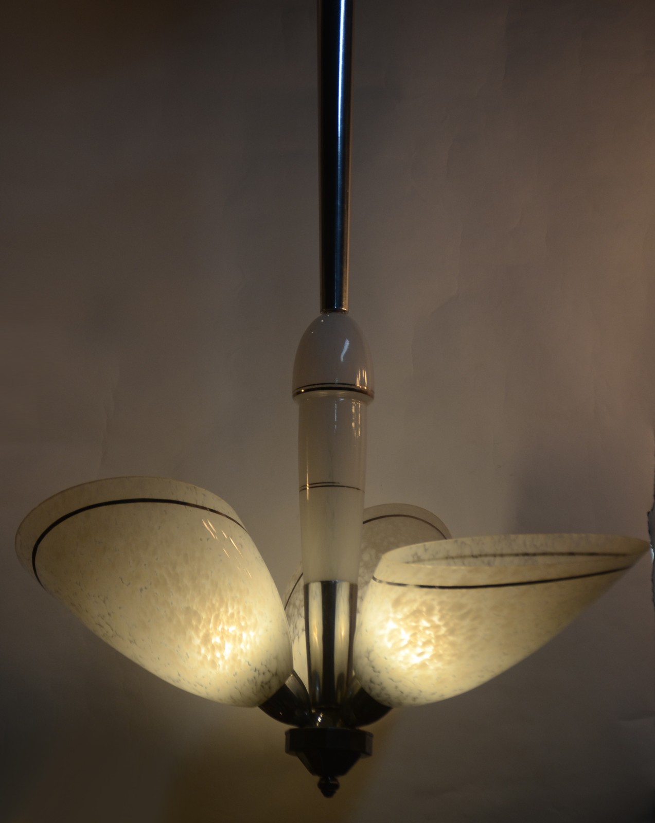 Lustre Art Deco de metal com 3 cúpulas de vidro mesclado em tons de... - foto 3 de 5