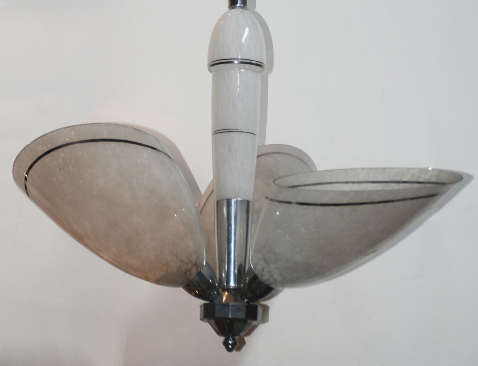 Lustre Art Deco de metal com 3 cúpulas de vidro mesclado em tons de... - foto 2 de 5