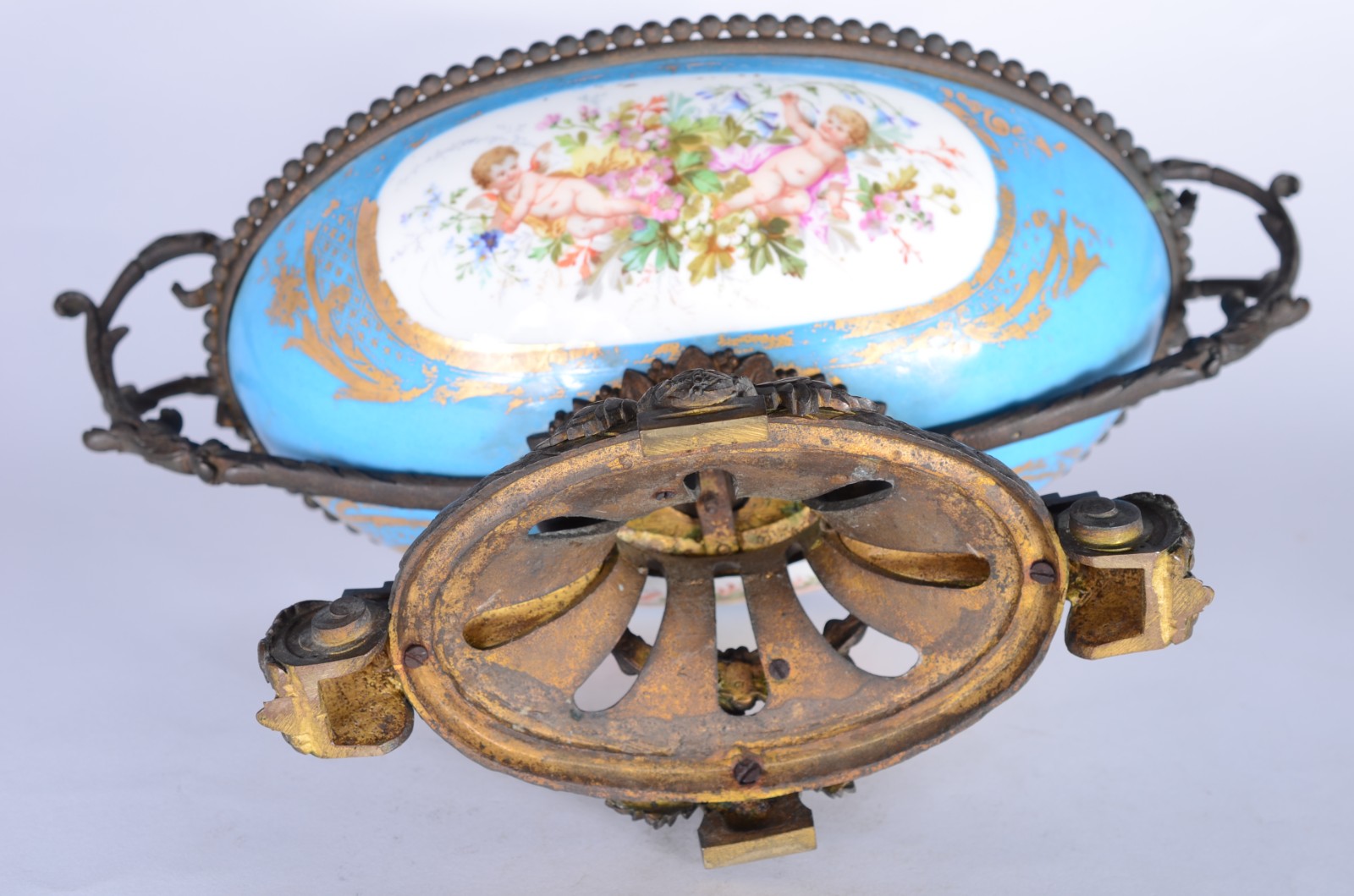 Fruteira de porcelana francesa de Sèvres, decorada com figuras de... - foto 8 de 8