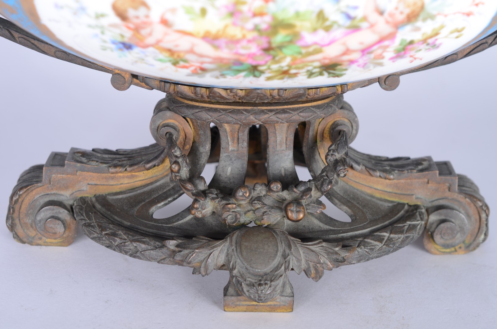 Fruteira de porcelana francesa de Sèvres, decorada com figuras de... - foto 3 de 8