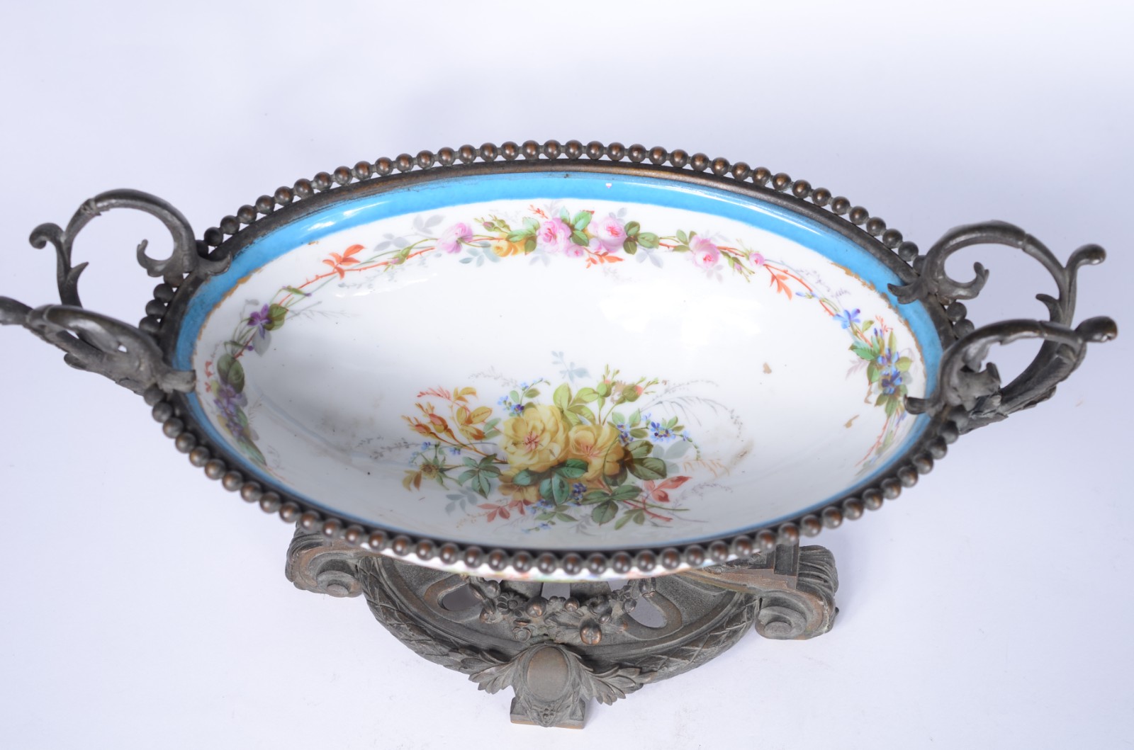 Fruteira de porcelana francesa de Sèvres, decorada com figuras de... - foto 2 de 8