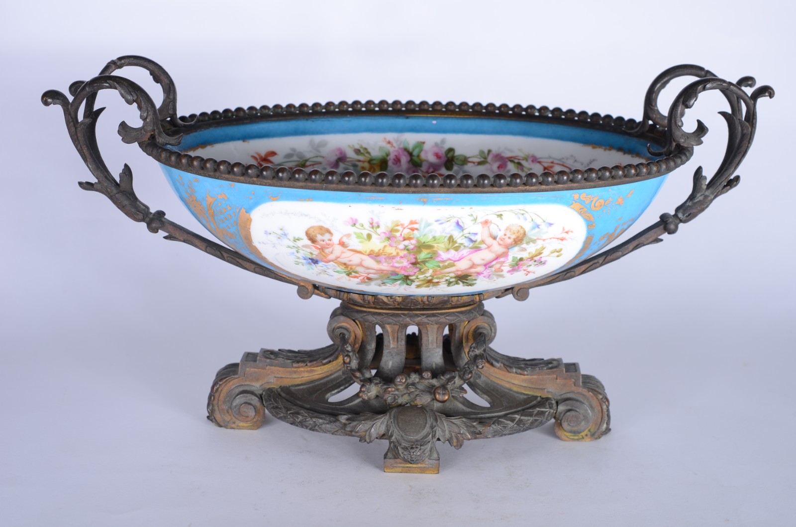 Fruteira de porcelana francesa de Sèvres, decorada com figuras de... - foto 1 de 8