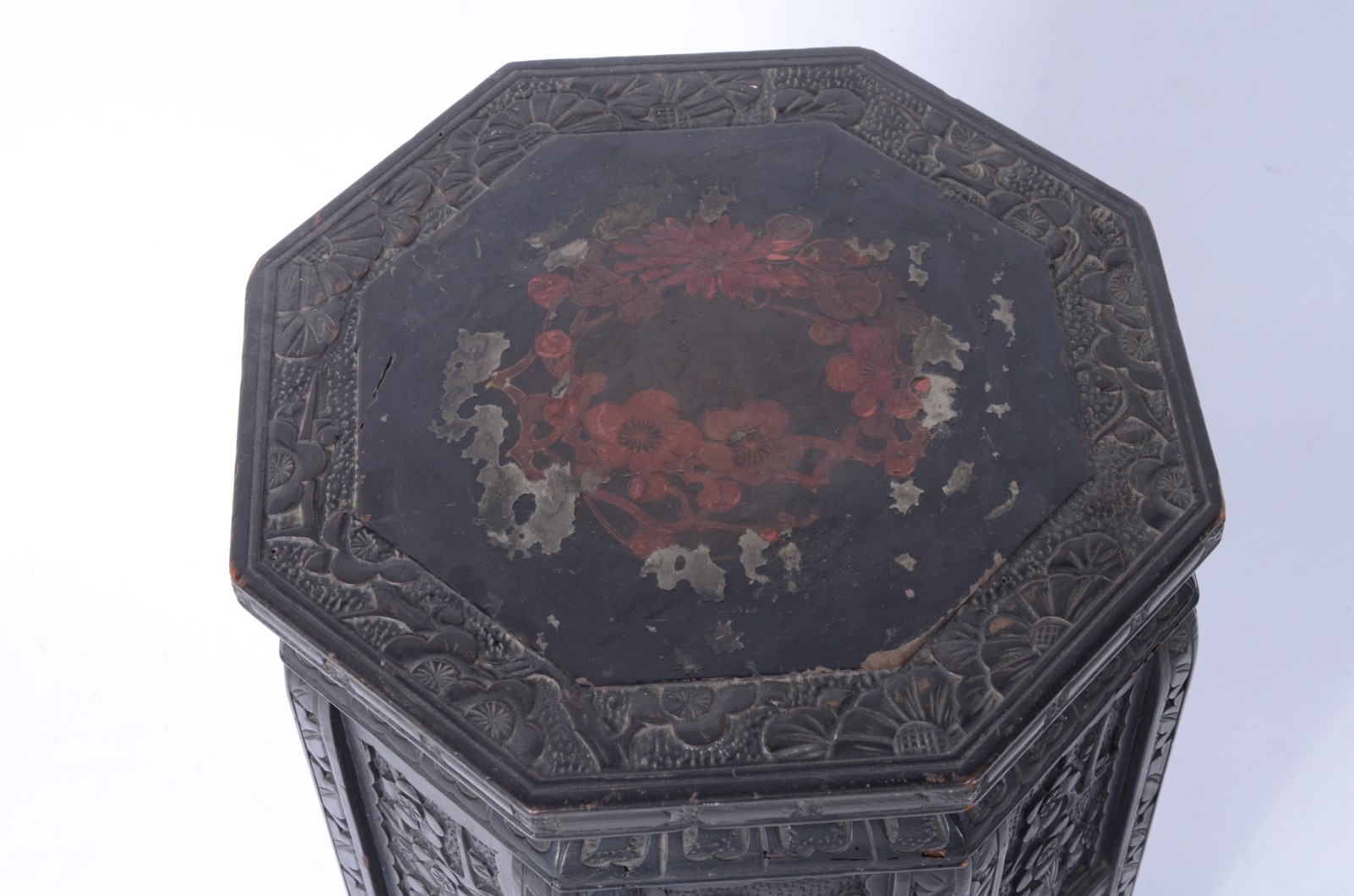 Banqueta de madeira ao gosto oriental, feitio oitavado, tampo com... - foto 2 de 7