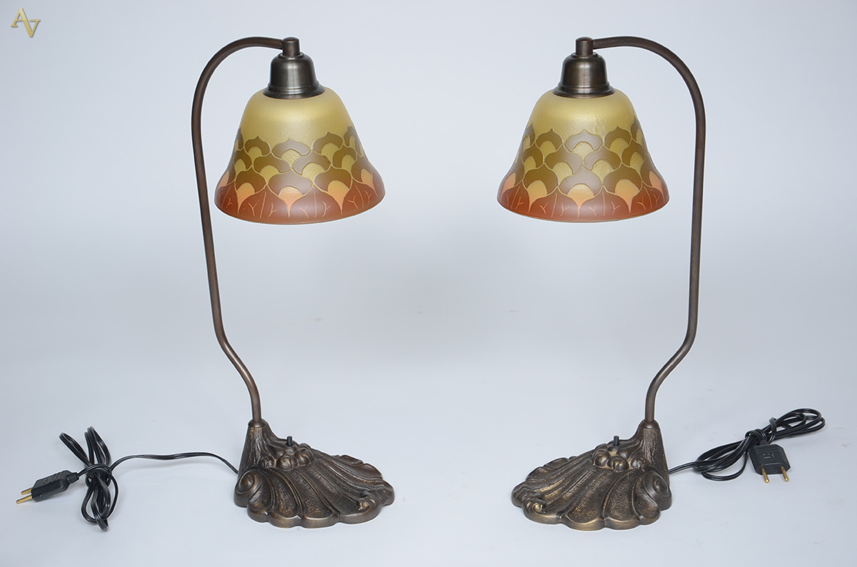 RAVAGNANI - Par de abajoures com pé de metal. Altura 47 cm.
